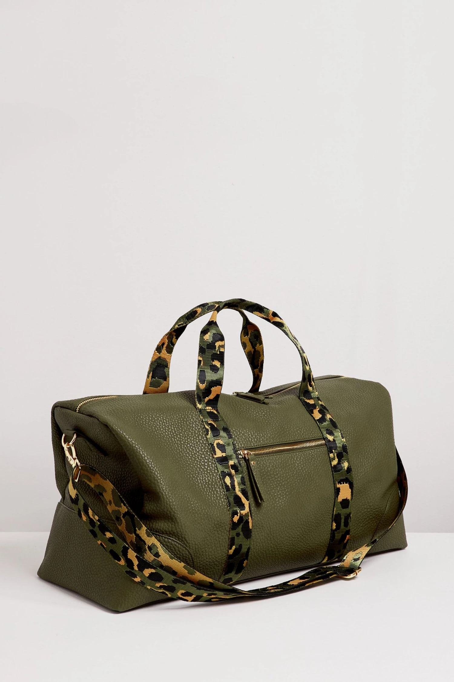 Oliver Bonas Hattie Natural Leopard Strap Green Rectangular Weekend Bag - Image 3