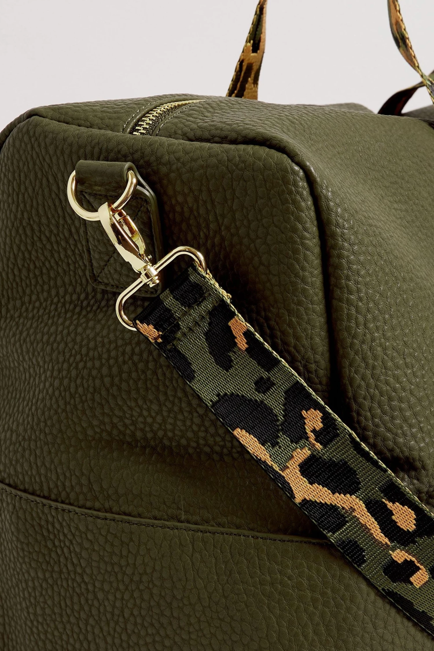 Oliver Bonas Hattie Natural Leopard Strap Green Rectangular Weekend Bag - Image 4