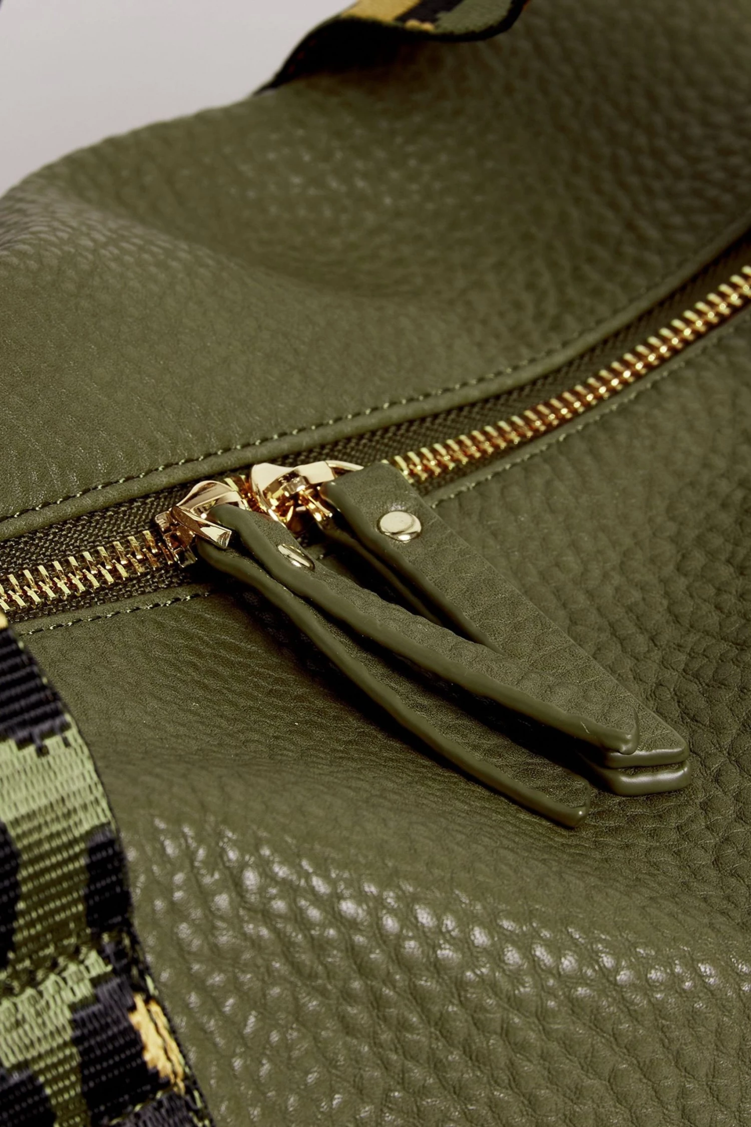 Oliver Bonas Hattie Natural Leopard Strap Green Rectangular Weekend Bag - Image 5